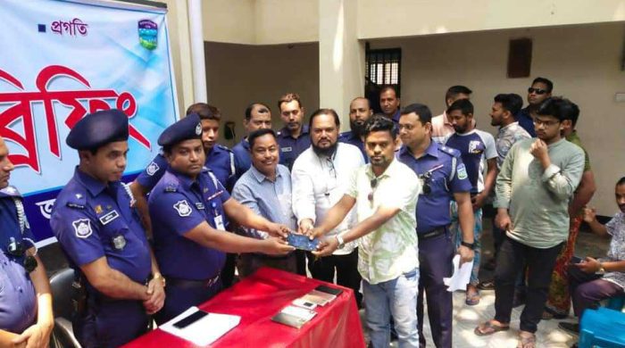 জামালপুরে চুরি হয়ে যাওয়া ১০টির অধিক মোবাইল উদ্ধার