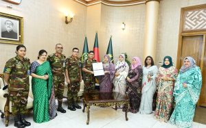 প্রধান উপদেষ্টার ত্রাণ তহবিলে বন্যার্তদের সহযোগিতার জন্য ১৫ লক্ষ টাকার অনুদান ও ত্রাণ সামগ্রী হস্তান্তর করল সেনা পরিবার কল্যাণ সমিতি, লেডিস ক্লাব ও চিলড্রেন ক্লাব