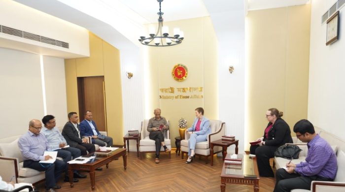 স্বরাষ্ট্র মন্ত্রণালয়ের উপদেষ্টার সঙ্গে অস্ট্রেলিয়ার হাইকমিশনার এর সাক্ষাৎ
