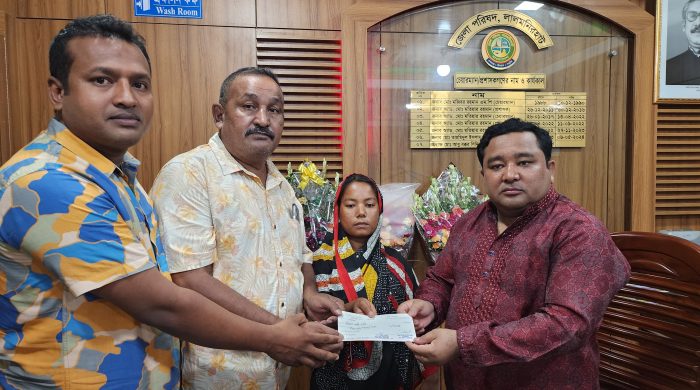 লালমনিরহাটে মানবতার ফেরিওয়ালা জেলা পরিষদ চেয়ারম্যান শ্যামল
