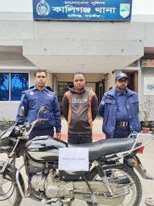 সাতক্ষীরা কালিগজ্ঞে মোটরসাইকেল সহ চোর আটক