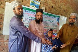 চকরিয়ায় এতিম শিক্ষার্থীদের মাঝে বস্ত্র বিতরণ