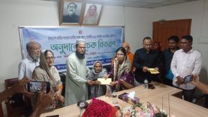 সাতক্ষীরায় টিআর কাবিখা ও ঐচ্ছিক তহবিলের চেক বিতরণ