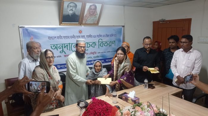 সাতক্ষীরায় টিআর কাবিখা ও ঐচ্ছিক তহবিলের চেক বিতরণ