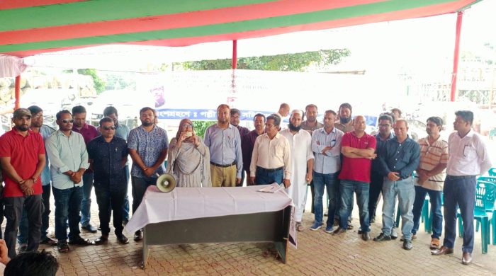 ভালুকায় পল্লী বিদ্যুৎ সমিতির কর্মকর্তা-কর্মচারীদের ৮ম দিনের কর্মবিরতি পালন