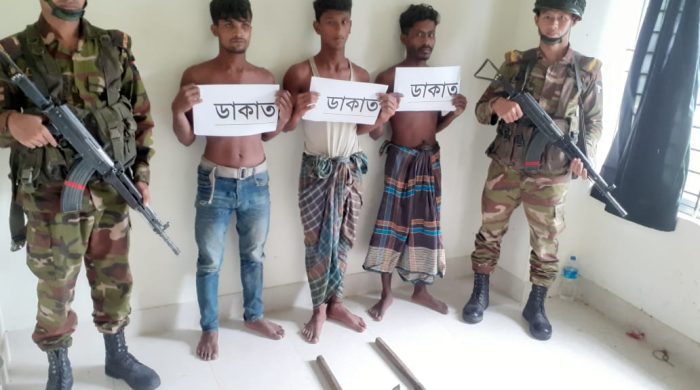 নোয়াখালীতে ৩ ডাকাতকে ধরে সেনবাহিনীর হাতে সোপর্দ করল এলাকাবাসী 