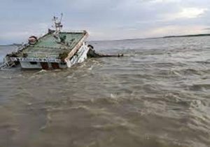 নোয়াখালীর বঙ্গোপসাগরে ট্রলার ডুবে শিশুসহ নিহত ৪  