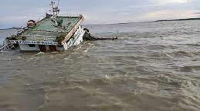 নোয়াখালীর বঙ্গোপসাগরে ট্রলার ডুবে শিশুসহ নিহত ৪  