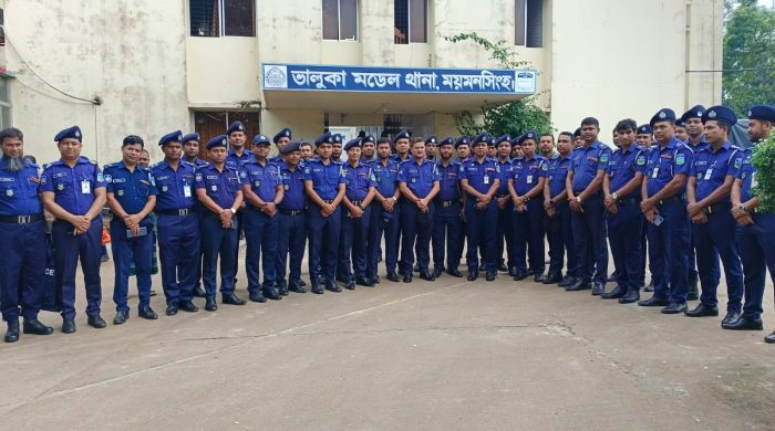 ভালুকায় থানা পুলিশের দায়িত্ব পালন শুরু