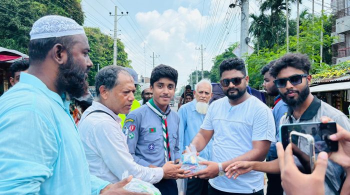 স্বেচ্ছাসেবী শিক্ষার্থীদের মাঝে মাগুরা রিপোর্টার্স ইউনিটির খাবার ও পানি বিতরণ