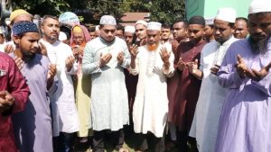 শেরপুরে জামায়াত নেতা কামারুজ্জামানের কবর জিয়ারত করলেন ছেলে ওয়াফীসহ ভক্তরা