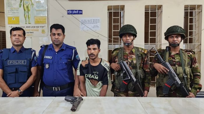 ঢাকা থেকে পুলিশের লুট হওয়া পিস্তল বিক্রির চেষ্টা, বাবুর্চির ছেলে গ্রেপ্তার