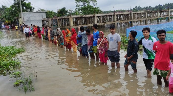 সাতক্ষীরায় জলাবদ্ধতা থেকে চিরতরে মুক্তির দাবিতে স্থানীয়দের মানববন্ধন