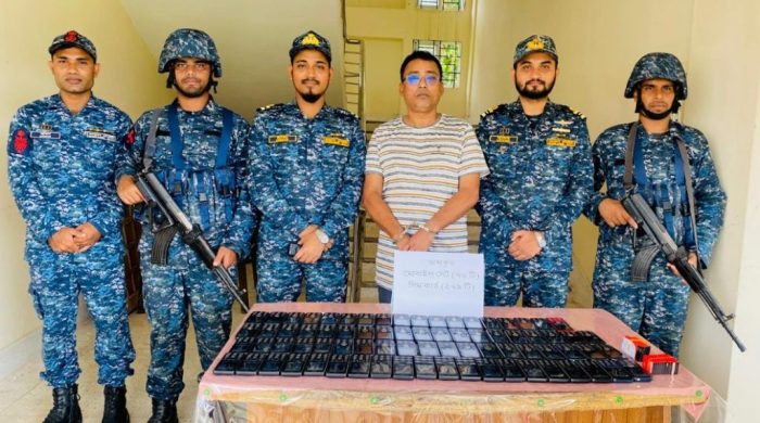 সরকারি বরাদ্দ আত্মসাৎ, ২৭৯ সিমকার্ড ও ৭৬ মোবাইলসহ ইউপি চেয়ারম্যান আটক