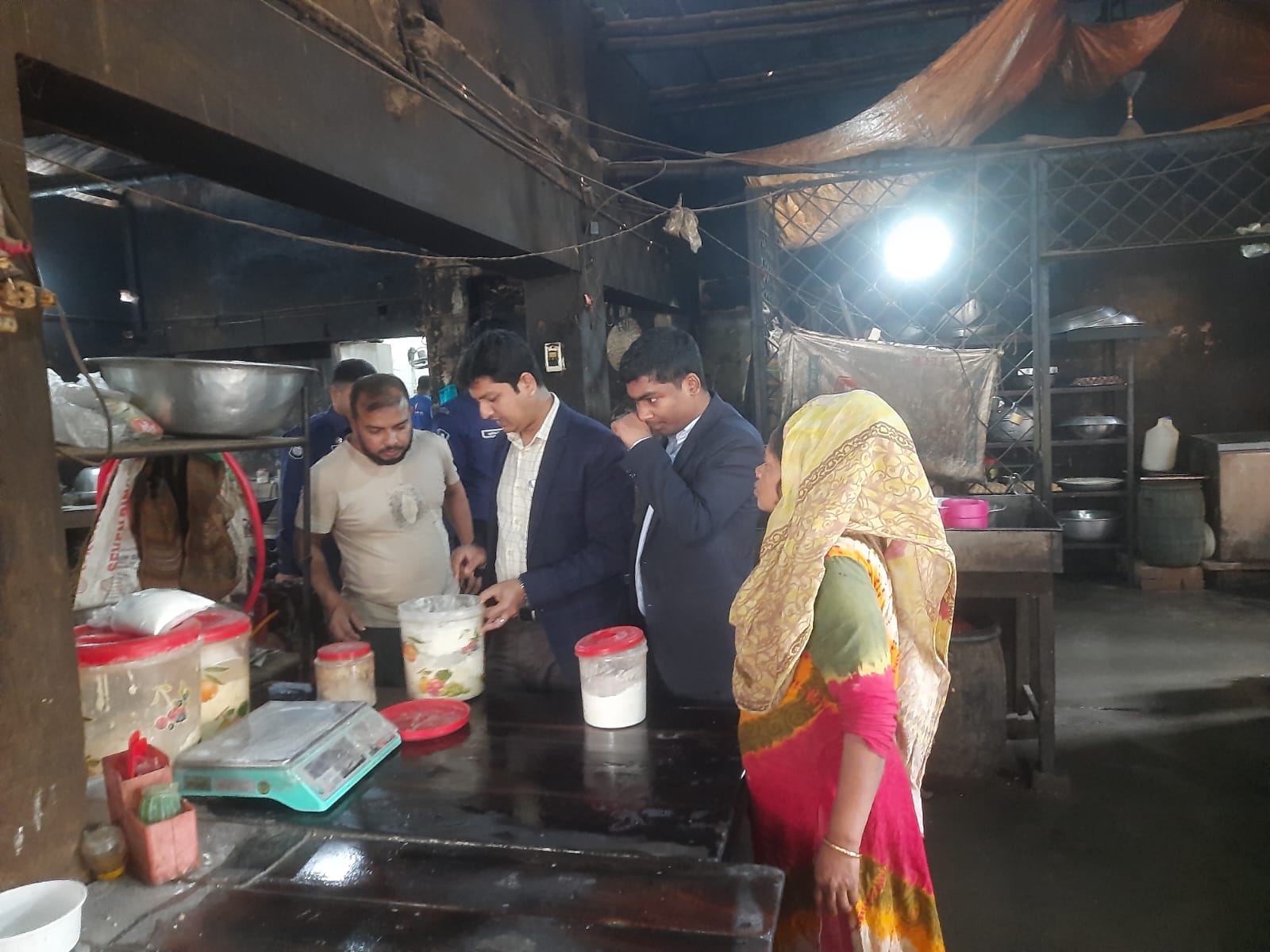 মাগুরায় ভোক্তা অধিকার সংরক্ষণ অধিদপ্তরের অভিযান: ঝন্টু হোটেলে জরিমানা