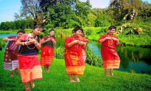 বিলুপ্তির পথে শেরপুর আদিবাসীদের হাতে তৈরি ঐতিহ্যবাহী পোশাক