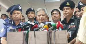 মিডিয়া চাটুকার হবেন না: স্বরাষ্ট্র উপদেষ্টা