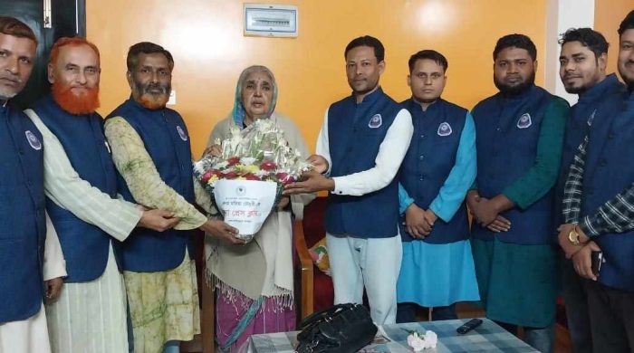 নকলা প্রেসক্লাব পরিবারের পক্ষে মতিয়া চৌধুরীকে ফুলেল শুভেচ্ছা